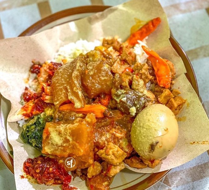 Gudeg Mantep Bu Har via Instagram.com @semarangfood, 1. Angkringan Blendoek, 2. Nasi Ayam Bu Sami, 3. Gudeg Mbak Tum, 4. Soto Bangkong, 5. Trattoria Semarang, 6. Stove Syndicate (Tutup Permanen), 7. Cafe Riverview, 8. Bakmi Jawa Pak Gareng, 9. Nasi Goreng Babat Hengky, 10. Nasi Ayam Bu Wido, 11. Tahu Petis Prasojo, 12. Nasi Kucing Pak Gik, 13. Kedai Amarta, 14. Waroeng Semawis, 15. Warung Dim Sum (Wardim), 16. Seafood Pak Jari, 17. Nasi Liwet Bu Widodo, 18. Soto Pak No, 19. Bakso Doa Ibu, 20. Lunpia Semarang 24 Jam, 21. Pisang Plenet Pak Yuli, 22. Nasi Gandul Pak Subur, 23. Es Puter Cong Lik, 24. Warung Makan 86, 25. Nasi Gandul Pak Memet, 26. Sedap Malam (Warung Internet dan Roti Bakar) Sumur, 27. KoenoKoeni Cafe Gallery, 28. Menur Bistro, 29. Antara Kata Coffee Talk, 30. RV Cafe 24 Semarang, 31. The Hills Dining Restaurant, 32. Joglo Agung Resto & Galleri, 33. Pakne Heksa, 34. Kopi Klotok Pak Sadar, 35. Kopi Tarik Ungaran, 36. Restoran Kampung Laut Semarang, 37. Nasi Goreng Babat Pak Sumarsono, 38. Nasi Goreng Babat Pak Karmin, 39. Nasi Goreng Babat Akbar, 40. Gama Ikan Bakar & Seafood, 41. Gudeg Mantep Bu Har, 41. Sego Gobyos Mbak Sari