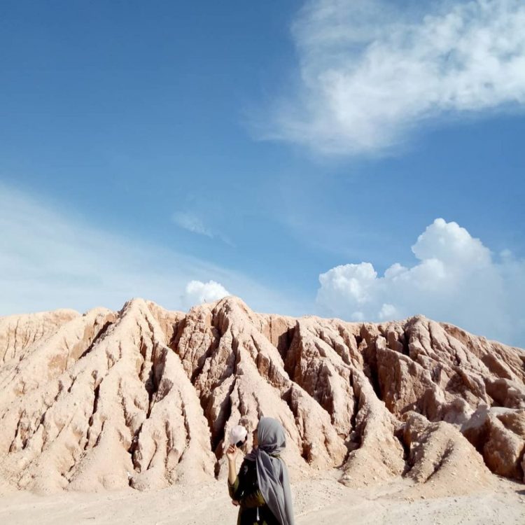 Gurun Pelawan Namang via IG @merrymerry1716, 1. Pulau Lengkuas, 2. Pantai Tikus, 3. Pantai Parai Tenggiri, 4. Pantai Penyusuk, 5. Pantai Pasir Padi, 6. Pulau Memperak, 7. Pantai Penyak, 8. Pantai Tanjung Pesona, 9. Pantai Tanjung Kelayang, 10. Pantai Tanjung Tinggi, 11. Pantai Matras, 12. Pulau Ketawai, 13. Bukit Menumbing, 14. Pantai Romodong, 15. Danau Kaolin, 15. Padang Pasir dan Bukit di Gurun Pelawan Namang, 16. Batu Granit di Pantai Dinding Batu Belinyu, 17. Pantai Tongaci, 18. Air Terjun Pait Jaya Muntok, 19. Wisata Bukit Merah yang Mempesona ala Grand Canyon – Danau Ampar Red Hill, 20. Museum Timah Muntok, 21. Jembatan Emas Bangka, 22. Batu Belimbing, 23. Bangka Botanical Garden, 24. Wisata Mangrove Munjang Kurau Barat, 25. Bukit 7 Sempan, 26. Bukit Pala, 27. Pulau Putri, 28. Pantai Penganak, 29. Kelekak Community Bangka Belitung, 30. Masjid Raya Tua Tunu, 31. Pantai Tongachi