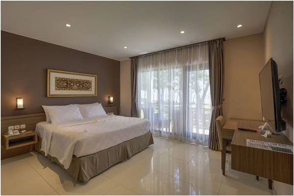 Hotel Mambruk, 1. Hotel Kampoeng Poci, 2. Puri Retno, 3. Pesona Krakatau Cottages and Hotel, 4. Allisa Resort, 5. Aston Anyer Beach Hotel, 6. The Acacia, 7. Hotel Mambruk, 8. Marbella Hotel, 9. Hawaii Resort, 10. Double G Hotel, 11. Sanghyang Indah Spa Resort, 12. Patra Comfort Anyer, 13. Lucia Cottages (Pondok Lucia), 14. Salsa Beach Hotel Anyer, 15. Nuansa Bali Resort, 16. Villa Marina, 17. Novus Jiva Anyer Resort Villa and Spa, 18. The Jayakarta Villas Anyer