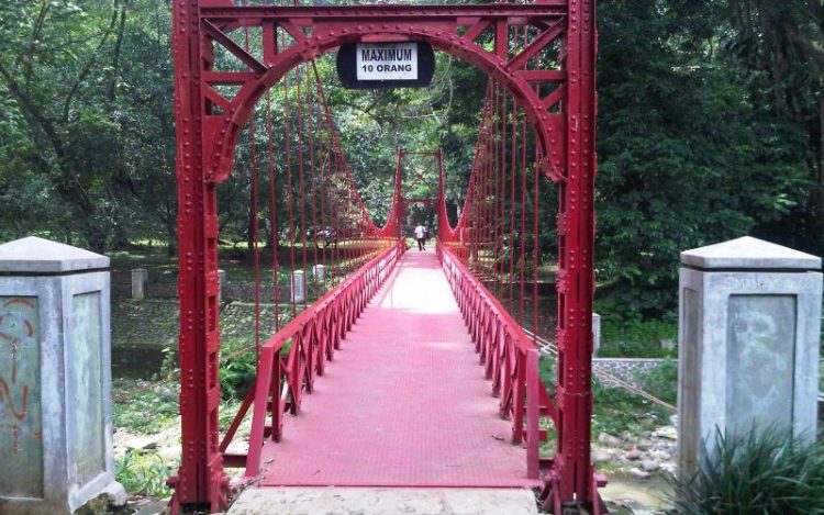 Jembatan Merah via Okezone Travel, Kebun Raya Bogor, Harga Tiket Kebun Raya Bogor, Alamat & Lokasi Kebun Raya Bogor, Jam Operasional, Spot Menarik untuk Kita Smabangi, Tips Liburan ke KRB