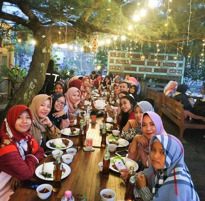 Joglo Agung Resto & Galleri, 1. Angkringan Blendoek, 2. Nasi Ayam Bu Sami, 3. Gudeg Mbak Tum, 4. Soto Bangkong, 5. Trattoria Semarang, 6. Stove Syndicate (Tutup Permanen), 7. Cafe Riverview, 8. Bakmi Jawa Pak Gareng, 9. Nasi Goreng Babat Hengky, 10. Nasi Ayam Bu Wido, 11. Tahu Petis Prasojo, 12. Nasi Kucing Pak Gik, 13. Kedai Amarta, 14. Waroeng Semawis, 15. Warung Dim Sum (Wardim), 16. Seafood Pak Jari, 17. Nasi Liwet Bu Widodo, 18. Soto Pak No, 19. Bakso Doa Ibu, 20. Lunpia Semarang 24 Jam, 21. Pisang Plenet Pak Yuli, 22. Nasi Gandul Pak Subur, 23. Es Puter Cong Lik, 24. Warung Makan 86, 25. Nasi Gandul Pak Memet, 26. Sedap Malam (Warung Internet dan Roti Bakar) Sumur, 27. KoenoKoeni Cafe Gallery, 28. Menur Bistro, 29. Antara Kata Coffee Talk, 30. RV Cafe 24 Semarang, 31. The Hills Dining Restaurant, 32. Joglo Agung Resto & Galleri, 33. Pakne Heksa, 34. Kopi Klotok Pak Sadar, 35. Kopi Tarik Ungaran, 36. Restoran Kampung Laut Semarang, 37. Nasi Goreng Babat Pak Sumarsono, 38. Nasi Goreng Babat Pak Karmin, 39. Nasi Goreng Babat Akbar, 40. Gama Ikan Bakar & Seafood, 41. Gudeg Mantep Bu Har, 41. Sego Gobyos Mbak Sari