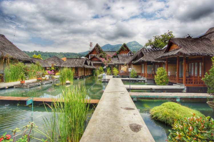 Kampung Sumber Alam, 1. Sapulidi Sawah Cafe, Resort &amp; Gallery: Tidur di Antara Pepohonan dan Danau, 2. Grafika Cikole: Honeymoon sambil berkemah di tengah hutan, 3. Vila Air Natural Resort: Di Antara Lembah dan Pegunungan yang Mempesona, 4. GH Universal Hotel: Sensasi honeymoon di Italia pada era renaissance, 5. Dulang Resort &amp; Resto: Merasakan kesegaran sambil memandangi lembah yang menawan, 6. Sawung Gawir Restaurant and Bungalow Ciwidey: Menginap dikelilingi kebun stroberi, 7. Adarapura Resort &amp; Spa: Kesejukan di balik kemewahan yang serba tradisional (Tutup), 8. Imah Seniman Resort: Menikmati suasana honeymoon yang sejuk lagi sempurna, 9. Kampung Sampireun Resort &amp; Spa: Menginap dengan sejuta pesona keindahan, 10. Kampung Sumber Alam: Ketenangan Menyeruak di Kolam Teratai, 11. Casa Lembang (Kisaran Harga 800 ribuan per malam), 12. Daheim 290 (Kisaran Harga 2 Jutaan per malam), 13. Gluck Home (Kisaran Harga 1,1 juta per malam), 14. Tala House (Kisaran Harga 1,04 juta per malam), 15. Barn Villa Lembang (Kisaran Harga 2,1 juta per malam), 16. French Villa in Dago Pakar Hills (Kisaran Harga 1,1 juta per malam), 17. Pavilion 19 (Kisaran Harga 234 ribuan per malam), 18. Yellow House Bandung (Kisaran Harga 897 ribuan per malam), 19. White Cliff House (Kisaran Harga 800 ribuan per malam)