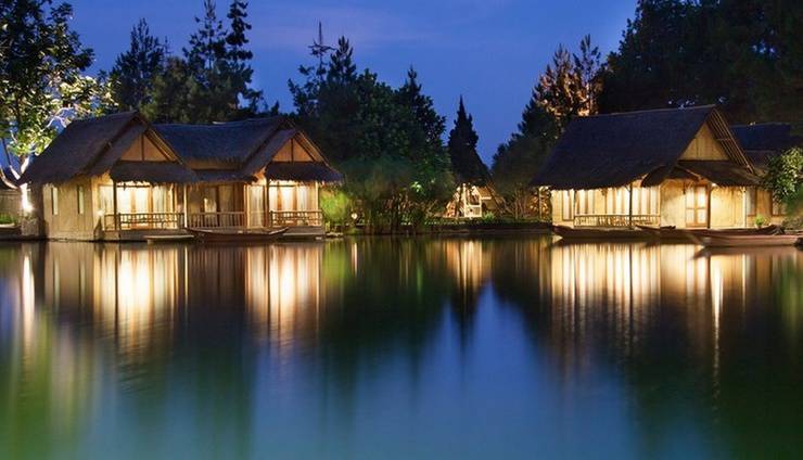 Kampung Sampireun Resort &amp; Spa, 1. Sapulidi Sawah Cafe, Resort &amp; Gallery: Tidur di Antara Pepohonan dan Danau, 2. Grafika Cikole: Honeymoon sambil berkemah di tengah hutan, 3. Vila Air Natural Resort: Di Antara Lembah dan Pegunungan yang Mempesona, 4. GH Universal Hotel: Sensasi honeymoon di Italia pada era renaissance, 5. Dulang Resort &amp; Resto: Merasakan kesegaran sambil memandangi lembah yang menawan, 6. Sawung Gawir Restaurant and Bungalow Ciwidey: Menginap dikelilingi kebun stroberi, 7. Adarapura Resort &amp; Spa: Kesejukan di balik kemewahan yang serba tradisional (Tutup), 8. Imah Seniman Resort: Menikmati suasana honeymoon yang sejuk lagi sempurna, 9. Kampung Sampireun Resort &amp; Spa: Menginap dengan sejuta pesona keindahan, 10. Kampung Sumber Alam: Ketenangan Menyeruak di Kolam Teratai, 11. Casa Lembang (Kisaran Harga 800 ribuan per malam), 12. Daheim 290 (Kisaran Harga 2 Jutaan per malam), 13. Gluck Home (Kisaran Harga 1,1 juta per malam), 14. Tala House (Kisaran Harga 1,04 juta per malam), 15. Barn Villa Lembang (Kisaran Harga 2,1 juta per malam), 16. French Villa in Dago Pakar Hills (Kisaran Harga 1,1 juta per malam), 17. Pavilion 19 (Kisaran Harga 234 ribuan per malam), 18. Yellow House Bandung (Kisaran Harga 897 ribuan per malam), 19. White Cliff House (Kisaran Harga 800 ribuan per malam)