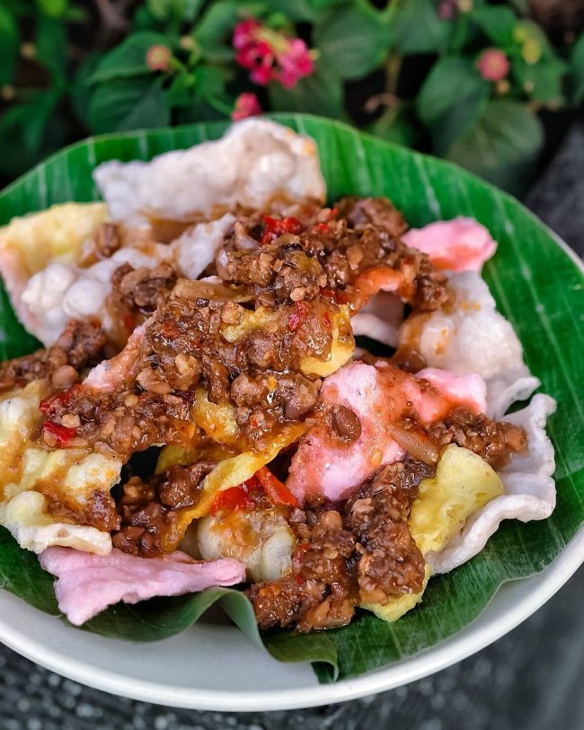 Kerupuk Melarat via IG @the.lucky_.belly_, 1. Tahu Gejrot, 2. Nasi Jamblang, 3. Empal Gentong, 4. Docang, 5. Mie Koclok, 6. Nasi Lengko, 7. Empal Asam, 8. Growolan, 9. Kerupuk Melarat, 10. Nasi Bogana, 11. Sate Kalong, 12. Gado-Gado Ayam, 13. Rujak Kangkung, 14. Pedesan Entog, 15. Bubur Sop Ayam, 16. Ketoprak Cirebonan, 17. Tahu Kuningan, 18. Sate Kentang, 19. Terasi Cirebon, 20. Gepu, 21. Tape Ketan Daun Jambu, 22. Gadungan