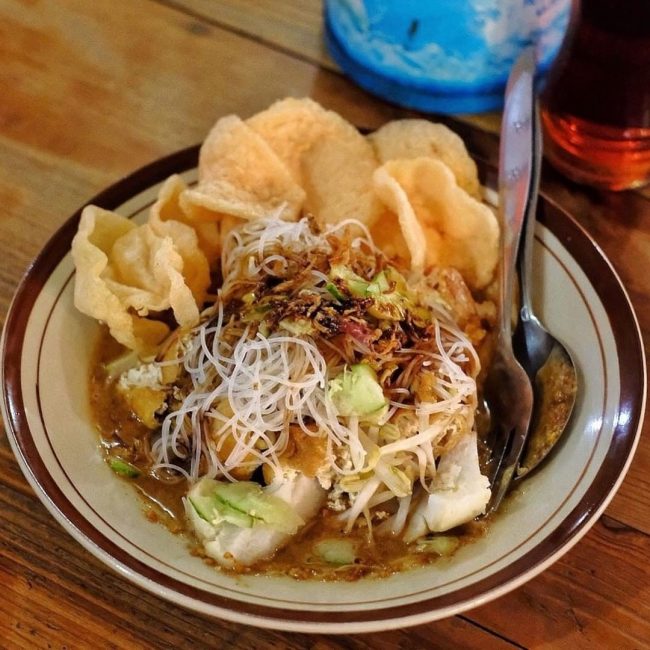 Ketoprak Cirebonan via IG @infokulinercirebon, 1. Tahu Gejrot, 2. Nasi Jamblang, 3. Empal Gentong, 4. Docang, 5. Mie Koclok, 6. Nasi Lengko, 7. Empal Asam, 8. Growolan, 9. Kerupuk Melarat, 10. Nasi Bogana, 11. Sate Kalong, 12. Gado-Gado Ayam, 13. Rujak Kangkung, 14. Pedesan Entog, 15. Bubur Sop Ayam, 16. Ketoprak Cirebonan, 17. Tahu Kuningan, 18. Sate Kentang, 19. Terasi Cirebon, 20. Gepu, 21. Tape Ketan Daun Jambu, 22. Gadungan