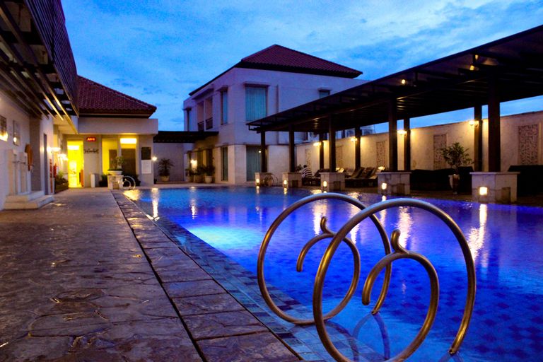 Kolam Renang di Grand Surya Hotel, Lokasi Grand Surya Hotel Kediri, Jumlah Kamar, Fasilitas Kamar, Kegiatan Wisata, Objek Wisata di Sekitar Hotel, Makanan dan minuman, Yang bisa dilakukan, Sambil bekerja, Fasilitas, Fasilitas Difabel, Bahasa yang Digunakan