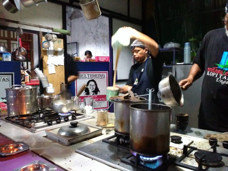 Kopi Tarik Ungaran via Goresankata, 1. Angkringan Blendoek, 2. Nasi Ayam Bu Sami, 3. Gudeg Mbak Tum, 4. Soto Bangkong, 5. Trattoria Semarang, 6. Stove Syndicate (Tutup Permanen), 7. Cafe Riverview, 8. Bakmi Jawa Pak Gareng, 9. Nasi Goreng Babat Hengky, 10. Nasi Ayam Bu Wido, 11. Tahu Petis Prasojo, 12. Nasi Kucing Pak Gik, 13. Kedai Amarta, 14. Waroeng Semawis, 15. Warung Dim Sum (Wardim), 16. Seafood Pak Jari, 17. Nasi Liwet Bu Widodo, 18. Soto Pak No, 19. Bakso Doa Ibu, 20. Lunpia Semarang 24 Jam, 21. Pisang Plenet Pak Yuli, 22. Nasi Gandul Pak Subur, 23. Es Puter Cong Lik, 24. Warung Makan 86, 25. Nasi Gandul Pak Memet, 26. Sedap Malam (Warung Internet dan Roti Bakar) Sumur, 27. KoenoKoeni Cafe Gallery, 28. Menur Bistro, 29. Antara Kata Coffee Talk, 30. RV Cafe 24 Semarang, 31. The Hills Dining Restaurant, 32. Joglo Agung Resto & Galleri, 33. Pakne Heksa, 34. Kopi Klotok Pak Sadar, 35. Kopi Tarik Ungaran, 36. Restoran Kampung Laut Semarang, 37. Nasi Goreng Babat Pak Sumarsono, 38. Nasi Goreng Babat Pak Karmin, 39. Nasi Goreng Babat Akbar, 40. Gama Ikan Bakar & Seafood, 41. Gudeg Mantep Bu Har, 41. Sego Gobyos Mbak Sari