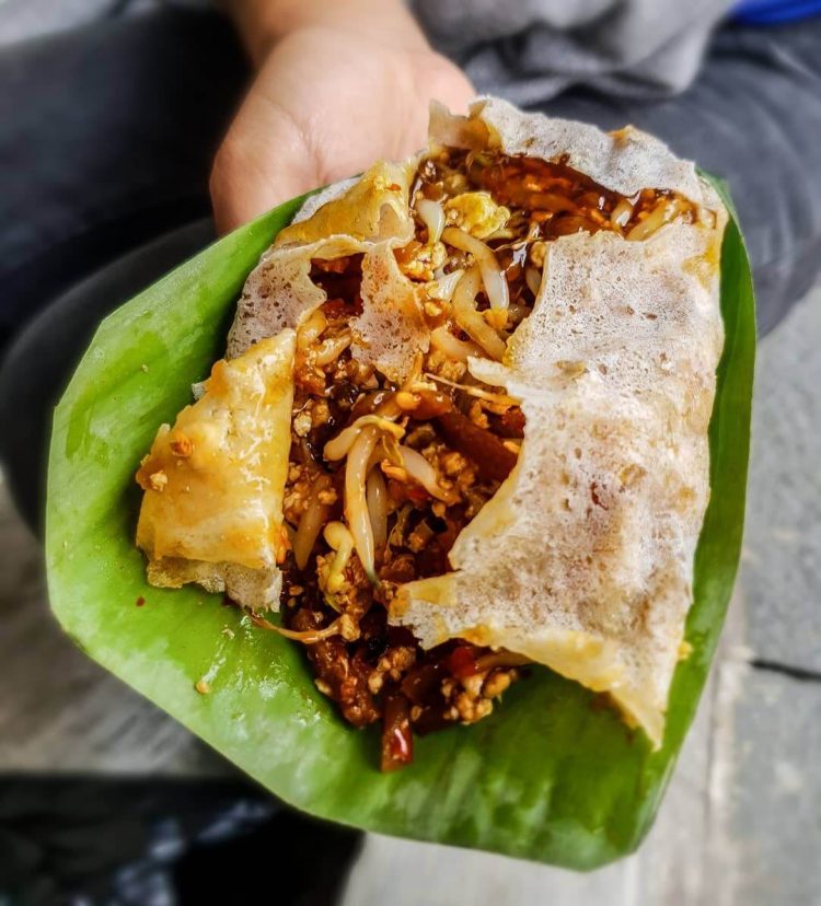 Lumpia Basah Suryakencana via IG @adhymusaad, 1. Asinan Bogor, 2. Toge Goreng, 3. Laksa Bogor, 4. Es Pala, 5. Doclang Khas Bogor, 6. Cungkring, 7. Bapatong, 8. Asinan Jagung Bakar, 9. Soto Mie Bogor, 10. Pepes Sagu, 11. Kue Bolu Lapis Bogor, 12. Makaroni Panggang (MP), 13. Pia Apple-Pie Bogor, 14. Kacang Bogor Istana, 15. Bika Bogor Talubi, 16. Roti Unyil, 17. Bajigur, 18. Es Bir Kotjok Bogor, 19. Martabak Encek, 20. Lumpia Basah Suryakencana, 21. Soto Kuning Khas Bogor, 22. Ceker Ranjau, 23. Pangsit Pengantin