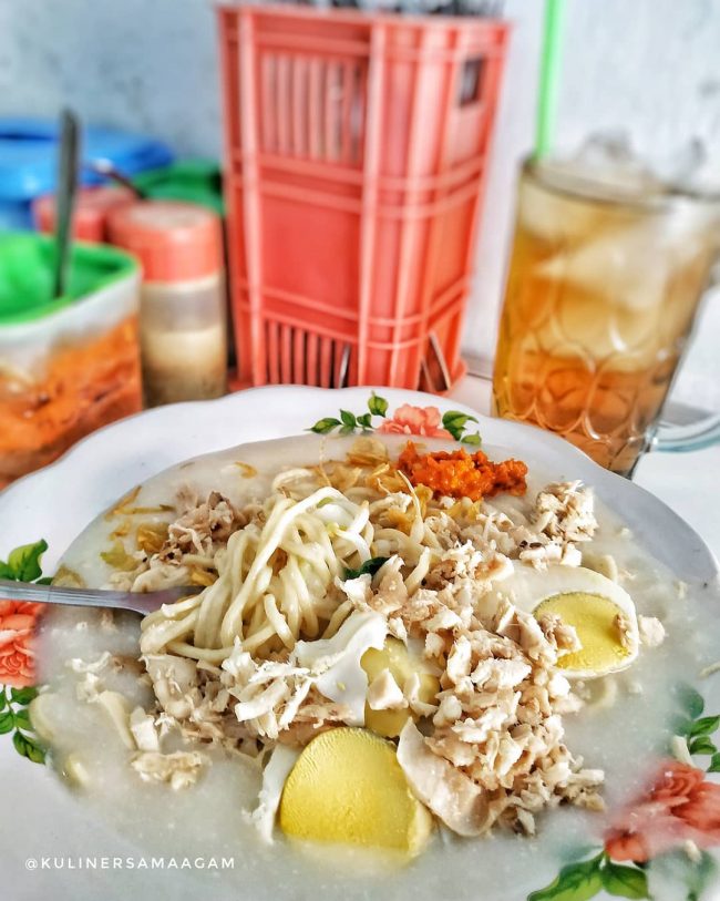 Mie Koclok via IG @kulinersamaagam, 1. Tahu Gejrot, 2. Nasi Jamblang, 3. Empal Gentong, 4. Docang, 5. Mie Koclok, 6. Nasi Lengko, 7. Empal Asam, 8. Growolan, 9. Kerupuk Melarat, 10. Nasi Bogana, 11. Sate Kalong, 12. Gado-Gado Ayam, 13. Rujak Kangkung, 14. Pedesan Entog, 15. Bubur Sop Ayam, 16. Ketoprak Cirebonan, 17. Tahu Kuningan, 18. Sate Kentang, 19. Terasi Cirebon, 20. Gepu, 21. Tape Ketan Daun Jambu, 22. Gadungan