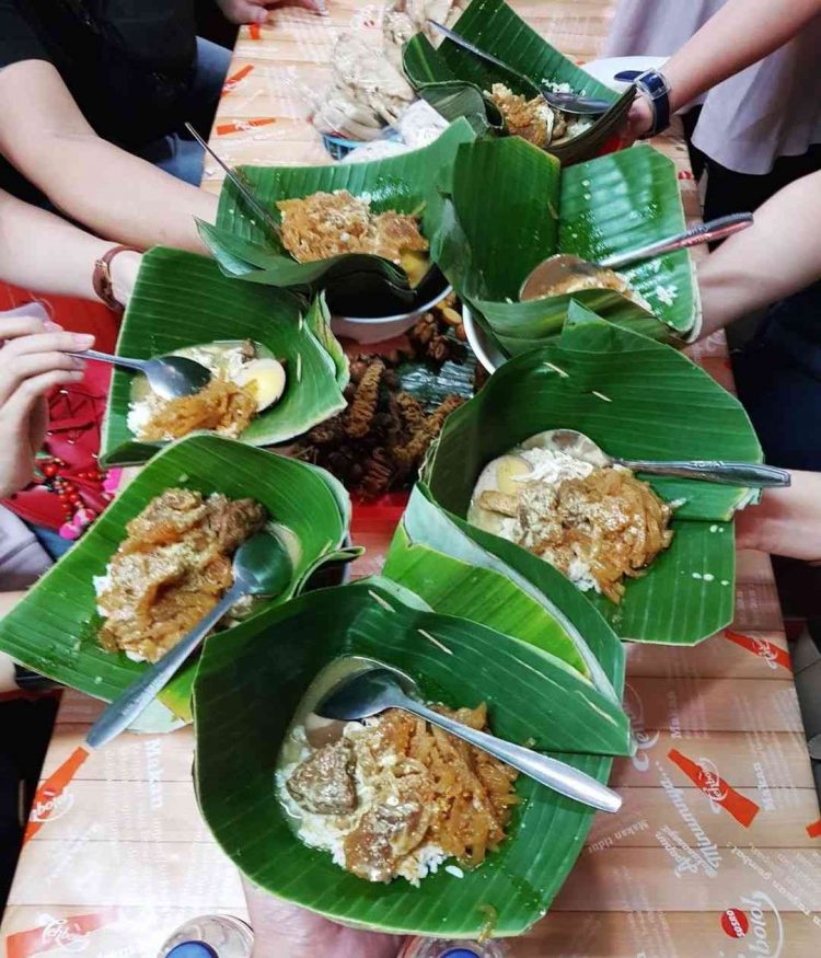 Nasi Ayam Bu Wido via IG @Avielanitakarina, 1. Angkringan Blendoek, 2. Nasi Ayam Bu Sami, 3. Gudeg Mbak Tum, 4. Soto Bangkong, 5. Trattoria Semarang, 6. Stove Syndicate (Tutup Permanen), 7. Cafe Riverview, 8. Bakmi Jawa Pak Gareng, 9. Nasi Goreng Babat Hengky, 10. Nasi Ayam Bu Wido, 11. Tahu Petis Prasojo, 12. Nasi Kucing Pak Gik, 13. Kedai Amarta, 14. Waroeng Semawis, 15. Warung Dim Sum (Wardim), 16. Seafood Pak Jari, 17. Nasi Liwet Bu Widodo, 18. Soto Pak No, 19. Bakso Doa Ibu, 20. Lunpia Semarang 24 Jam, 21. Pisang Plenet Pak Yuli, 22. Nasi Gandul Pak Subur, 23. Es Puter Cong Lik, 24. Warung Makan 86, 25. Nasi Gandul Pak Memet, 26. Sedap Malam (Warung Internet dan Roti Bakar) Sumur, 27. KoenoKoeni Cafe Gallery, 28. Menur Bistro, 29. Antara Kata Coffee Talk, 30. RV Cafe 24 Semarang, 31. The Hills Dining Restaurant, 32. Joglo Agung Resto & Galleri, 33. Pakne Heksa, 34. Kopi Klotok Pak Sadar, 35. Kopi Tarik Ungaran, 36. Restoran Kampung Laut Semarang, 37. Nasi Goreng Babat Pak Sumarsono, 38. Nasi Goreng Babat Pak Karmin, 39. Nasi Goreng Babat Akbar, 40. Gama Ikan Bakar & Seafood, 41. Gudeg Mantep Bu Har, 41. Sego Gobyos Mbak Sari