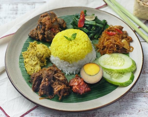 Nasi Bogana via Kabare, 1. Tahu Gejrot, 2. Nasi Jamblang, 3. Empal Gentong, 4. Docang, 5. Mie Koclok, 6. Nasi Lengko, 7. Empal Asam, 8. Growolan, 9. Kerupuk Melarat, 10. Nasi Bogana, 11. Sate Kalong, 12. Gado-Gado Ayam, 13. Rujak Kangkung, 14. Pedesan Entog, 15. Bubur Sop Ayam, 16. Ketoprak Cirebonan, 17. Tahu Kuningan, 18. Sate Kentang, 19. Terasi Cirebon, 20. Gepu, 21. Tape Ketan Daun Jambu, 22. Gadungan
