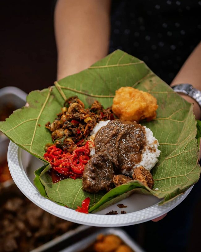 Nasi Jamblang via IG @superjev, 1. Tahu Gejrot, 2. Nasi Jamblang, 3. Empal Gentong, 4. Docang, 5. Mie Koclok, 6. Nasi Lengko, 7. Empal Asam, 8. Growolan, 9. Kerupuk Melarat, 10. Nasi Bogana, 11. Sate Kalong, 12. Gado-Gado Ayam, 13. Rujak Kangkung, 14. Pedesan Entog, 15. Bubur Sop Ayam, 16. Ketoprak Cirebonan, 17. Tahu Kuningan, 18. Sate Kentang, 19. Terasi Cirebon, 20. Gepu, 21. Tape Ketan Daun Jambu, 22. Gadungan