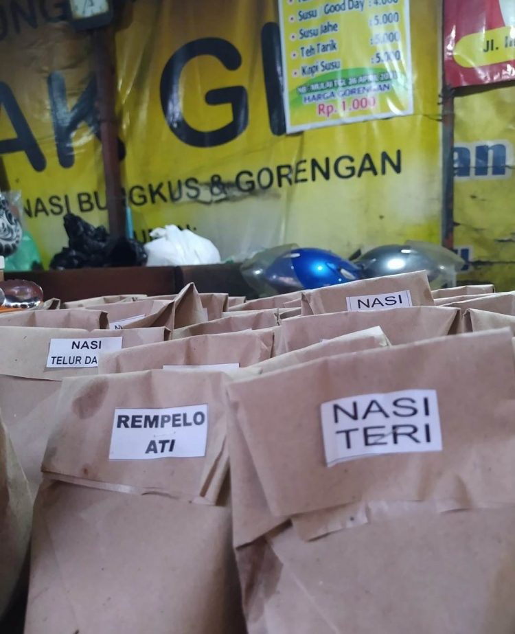 Nasi Kucing Pak Gik Gajahmada Semarang, 1. Angkringan Blendoek, 2. Nasi Ayam Bu Sami, 3. Gudeg Mbak Tum, 4. Soto Bangkong, 5. Trattoria Semarang, 6. Stove Syndicate (Tutup Permanen), 7. Cafe Riverview, 8. Bakmi Jawa Pak Gareng, 9. Nasi Goreng Babat Hengky, 10. Nasi Ayam Bu Wido, 11. Tahu Petis Prasojo, 12. Nasi Kucing Pak Gik, 13. Kedai Amarta, 14. Waroeng Semawis, 15. Warung Dim Sum (Wardim), 16. Seafood Pak Jari, 17. Nasi Liwet Bu Widodo, 18. Soto Pak No, 19. Bakso Doa Ibu, 20. Lunpia Semarang 24 Jam, 21. Pisang Plenet Pak Yuli, 22. Nasi Gandul Pak Subur, 23. Es Puter Cong Lik, 24. Warung Makan 86, 25. Nasi Gandul Pak Memet, 26. Sedap Malam (Warung Internet dan Roti Bakar) Sumur, 27. KoenoKoeni Cafe Gallery, 28. Menur Bistro, 29. Antara Kata Coffee Talk, 30. RV Cafe 24 Semarang, 31. The Hills Dining Restaurant, 32. Joglo Agung Resto & Galleri, 33. Pakne Heksa, 34. Kopi Klotok Pak Sadar, 35. Kopi Tarik Ungaran, 36. Restoran Kampung Laut Semarang, 37. Nasi Goreng Babat Pak Sumarsono, 38. Nasi Goreng Babat Pak Karmin, 39. Nasi Goreng Babat Akbar, 40. Gama Ikan Bakar & Seafood, 41. Gudeg Mantep Bu Har, 41. Sego Gobyos Mbak Sari