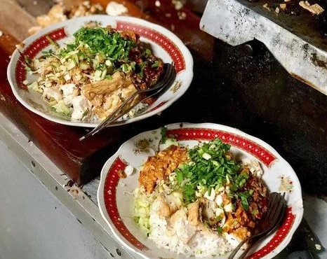 Nasi Lengko via IG @cirebonkuliner_, 1. Tahu Gejrot, 2. Nasi Jamblang, 3. Empal Gentong, 4. Docang, 5. Mie Koclok, 6. Nasi Lengko, 7. Empal Asam, 8. Growolan, 9. Kerupuk Melarat, 10. Nasi Bogana, 11. Sate Kalong, 12. Gado-Gado Ayam, 13. Rujak Kangkung, 14. Pedesan Entog, 15. Bubur Sop Ayam, 16. Ketoprak Cirebonan, 17. Tahu Kuningan, 18. Sate Kentang, 19. Terasi Cirebon, 20. Gepu, 21. Tape Ketan Daun Jambu, 22. Gadungan