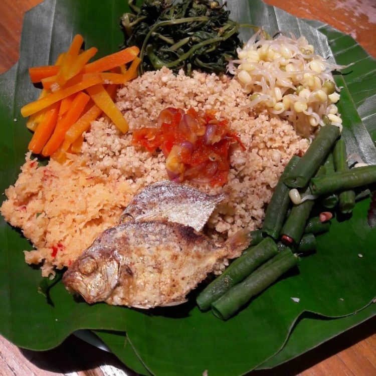 Nasi Tiwul Wonogiri via IG @bumbueco, 1. Tempe Benguk, 2. Nasi Tiwul Wonogiri, 3. Cabuk Wonogiri, 4. Pindang Kambing Wonogiri, 5. Sayur Lombok Ijo / Jangan Lombok Ijo, 6. Geti Wijen Khas Wonogiri, 7. Kacang Mete Wonogiri, 8. Wader Goreng, 9. Emping Khas Wonogiri, 10. Brem Wonogiri, 11. Lentho Khas Wonogiri, 12. Besengek Tempe Khas Wonogiri, 13. Ayam Panggang Wonogiri, 14. Pecel Mie Pentil Khas Wonogiri, 15. Tahu Wonogiri, 16. Roti Gaplek, 17. Pecel Gendar, 18. Rengginang, 19. Lemper Khas Wonogiri, 20. Lontong Arem-arem, 21. Enting Enting, 22. Bandeng Presto Khas Wonogiri, 23. Makaroni Bantet, 24. Botok Wonogiri, 25. Tempe Mendoan