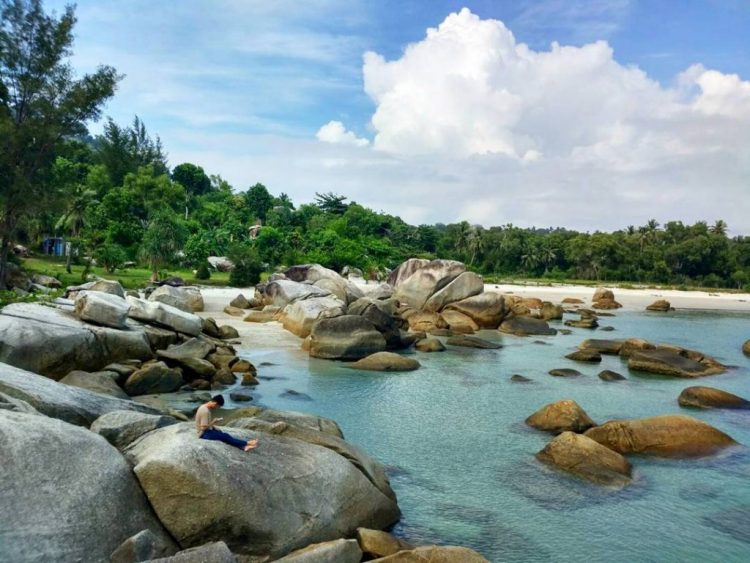 Pantai Matras via Ig @roo_bby, 1. Pulau Lengkuas, 2. Pantai Tikus, 3. Pantai Parai Tenggiri, 4. Pantai Penyusuk, 5. Pantai Pasir Padi, 6. Pulau Memperak, 7. Pantai Penyak, 8. Pantai Tanjung Pesona, 9. Pantai Tanjung Kelayang, 10. Pantai Tanjung Tinggi, 11. Pantai Matras, 12. Pulau Ketawai, 13. Bukit Menumbing, 14. Pantai Romodong, 15. Danau Kaolin, 15. Padang Pasir dan Bukit di Gurun Pelawan Namang, 16. Batu Granit di Pantai Dinding Batu Belinyu, 17. Pantai Tongaci, 18. Air Terjun Pait Jaya Muntok, 19. Wisata Bukit Merah yang Mempesona ala Grand Canyon – Danau Ampar Red Hill, 20. Museum Timah Muntok, 21. Jembatan Emas Bangka, 22. Batu Belimbing, 23. Bangka Botanical Garden, 24. Wisata Mangrove Munjang Kurau Barat, 25. Bukit 7 Sempan, 26. Bukit Pala, 27. Pulau Putri, 28. Pantai Penganak, 29. Kelekak Community Bangka Belitung, 30. Masjid Raya Tua Tunu, 31. Pantai Tongachi