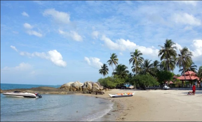 Pantai Tongachi, 1. Pulau Lengkuas, 2. Pantai Tikus, 3. Pantai Parai Tenggiri, 4. Pantai Penyusuk, 5. Pantai Pasir Padi, 6. Pulau Memperak, 7. Pantai Penyak, 8. Pantai Tanjung Pesona, 9. Pantai Tanjung Kelayang, 10. Pantai Tanjung Tinggi, 11. Pantai Matras, 12. Pulau Ketawai, 13. Bukit Menumbing, 14. Pantai Romodong, 15. Danau Kaolin, 15. Padang Pasir dan Bukit di Gurun Pelawan Namang, 16. Batu Granit di Pantai Dinding Batu Belinyu, 17. Pantai Tongaci, 18. Air Terjun Pait Jaya Muntok, 19. Wisata Bukit Merah yang Mempesona ala Grand Canyon – Danau Ampar Red Hill, 20. Museum Timah Muntok, 21. Jembatan Emas Bangka, 22. Batu Belimbing, 23. Bangka Botanical Garden, 24. Wisata Mangrove Munjang Kurau Barat, 25. Bukit 7 Sempan, 26. Bukit Pala, 27. Pulau Putri, 28. Pantai Penganak, 29. Kelekak Community Bangka Belitung, 30. Masjid Raya Tua Tunu, 31. Pantai Tongachi