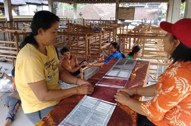 Pengrajin Endek Bali via Jawapos, Wilayah Utama Sidemen, Transportasi Umum di Sidemen, Villa & Hotel di Sidemen, Iklim di Sidemen, Tempat Wisata di Sidemen, Museum di Sidemen, Tips Liburan ke Sidemen
