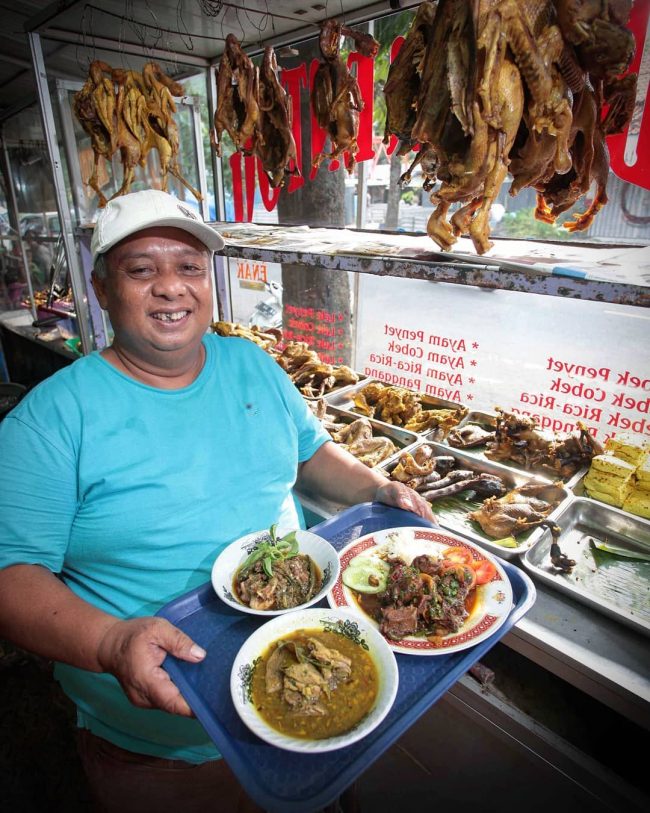 Pedesan Entog via IG @goezda, 1. Tahu Gejrot, 2. Nasi Jamblang, 3. Empal Gentong, 4. Docang, 5. Mie Koclok, 6. Nasi Lengko, 7. Empal Asam, 8. Growolan, 9. Kerupuk Melarat, 10. Nasi Bogana, 11. Sate Kalong, 12. Gado-Gado Ayam, 13. Rujak Kangkung, 14. Pedesan Entog, 15. Bubur Sop Ayam, 16. Ketoprak Cirebonan, 17. Tahu Kuningan, 18. Sate Kentang, 19. Terasi Cirebon, 20. Gepu, 21. Tape Ketan Daun Jambu, 22. Gadungan