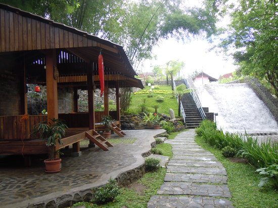 Pondok Makan Pelem Golek, 1. Pondok Makan Pelem Golek, 2. Sawa Steaks Dan Girl, 3. Boyong Kalegen, 4. Restaurant Bale Bengong, 5. Banyu Mili, 6. Rumah Makan Mang Engking, 7. Rumah Makan Moro Lejar, 8. Bukit Indah Restaurant