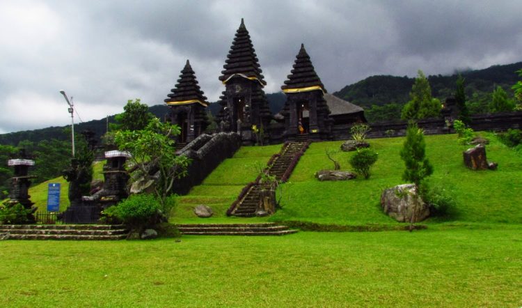 Pura Parahyangan Agung Jagatkarta, 1. Curug Cigame, 2. Berkemah atau camping di Kaki Gunung Bunder, 3. Curug Ngumpet, 4. Kampung Sindang Barang Bogor, 5. Pura Parahiyangan Agung Jagatkarta, 6. Taman Nasional Gunung Halimun Salak, 7. Melihat Elang Lebih Dekat di Suaka Elang Loji