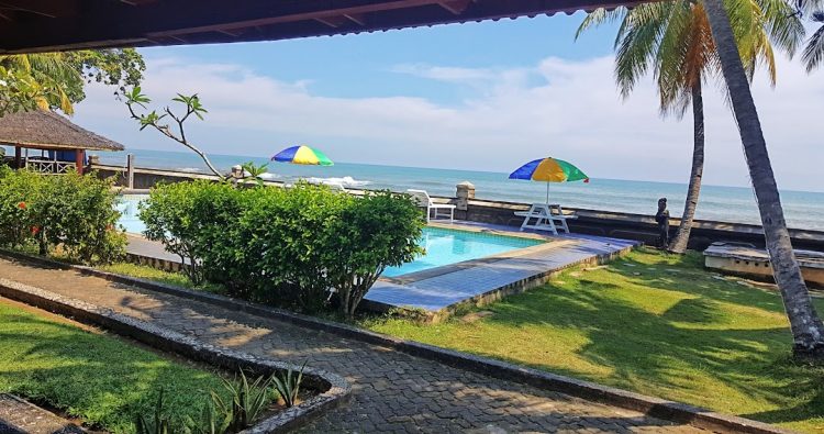 Puri Retno, 1. Hotel Kampoeng Poci, 2. Puri Retno, 3. Pesona Krakatau Cottages and Hotel, 4. Allisa Resort, 5. Aston Anyer Beach Hotel, 6. The Acacia, 7. Hotel Mambruk, 8. Marbella Hotel, 9. Hawaii Resort, 10. Double G Hotel, 11. Sanghyang Indah Spa Resort, 12. Patra Comfort Anyer, 13. Lucia Cottages (Pondok Lucia), 14. Salsa Beach Hotel Anyer, 15. Nuansa Bali Resort, 16. Villa Marina, 17. Novus Jiva Anyer Resort Villa and Spa, 18. The Jayakarta Villas Anyer
