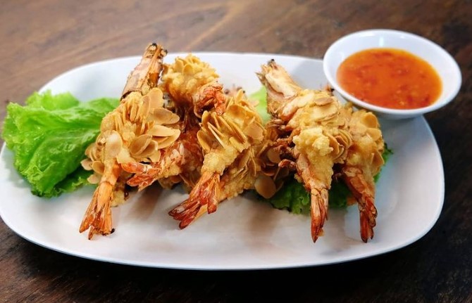 Restoran Kampung Laut Semarang, 1. Angkringan Blendoek, 2. Nasi Ayam Bu Sami, 3. Gudeg Mbak Tum, 4. Soto Bangkong, 5. Trattoria Semarang, 6. Stove Syndicate (Tutup Permanen), 7. Cafe Riverview, 8. Bakmi Jawa Pak Gareng, 9. Nasi Goreng Babat Hengky, 10. Nasi Ayam Bu Wido, 11. Tahu Petis Prasojo, 12. Nasi Kucing Pak Gik, 13. Kedai Amarta, 14. Waroeng Semawis, 15. Warung Dim Sum (Wardim), 16. Seafood Pak Jari, 17. Nasi Liwet Bu Widodo, 18. Soto Pak No, 19. Bakso Doa Ibu, 20. Lunpia Semarang 24 Jam, 21. Pisang Plenet Pak Yuli, 22. Nasi Gandul Pak Subur, 23. Es Puter Cong Lik, 24. Warung Makan 86, 25. Nasi Gandul Pak Memet, 26. Sedap Malam (Warung Internet dan Roti Bakar) Sumur, 27. KoenoKoeni Cafe Gallery, 28. Menur Bistro, 29. Antara Kata Coffee Talk, 30. RV Cafe 24 Semarang, 31. The Hills Dining Restaurant, 32. Joglo Agung Resto & Galleri, 33. Pakne Heksa, 34. Kopi Klotok Pak Sadar, 35. Kopi Tarik Ungaran, 36. Restoran Kampung Laut Semarang, 37. Nasi Goreng Babat Pak Sumarsono, 38. Nasi Goreng Babat Pak Karmin, 39. Nasi Goreng Babat Akbar, 40. Gama Ikan Bakar & Seafood, 41. Gudeg Mantep Bu Har, 41. Sego Gobyos Mbak Sari
