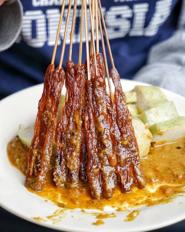 Sate Kalong via IG @tukangjajanid, 1. Tahu Gejrot, 2. Nasi Jamblang, 3. Empal Gentong, 4. Docang, 5. Mie Koclok, 6. Nasi Lengko, 7. Empal Asam, 8. Growolan, 9. Kerupuk Melarat, 10. Nasi Bogana, 11. Sate Kalong, 12. Gado-Gado Ayam, 13. Rujak Kangkung, 14. Pedesan Entog, 15. Bubur Sop Ayam, 16. Ketoprak Cirebonan, 17. Tahu Kuningan, 18. Sate Kentang, 19. Terasi Cirebon, 20. Gepu, 21. Tape Ketan Daun Jambu, 22. Gadungan