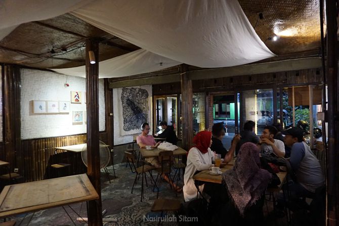 Sellie Coffee via Nasirullah Sitam, 1. The House of Raminten, 2. Kalimilk, 3. Bong Kopitown, 4. Warung Ijo Baciro, 5. Kedai Darling, 6. Nasi Goreng Beringharjo, 7. Oseng Mercon Bu Narti, 8. Angkringan Lik Man, 9. Mie Telap 12, 10. Hakone Resto, 11. Sate Klathak Pak Pong, 12. Manggar Manding, 13. Gudeg Pawon, 14. Sellie Coffee, 15. Klinik Kopi, 16. Sate Klatak Pak Bari, 17. Bakpia Pathok 25, 18. Rujak Es Cream Pak Nardi Pakualaman, 19. Bukit Bintang Jogja, 20. Angkringan Wijilan, 21. The Captain Urban Lounge, 22. Kastil Mang Engking, 23. Pondok Makan Pelem Golek, 24. Sawa Steaks and Grills (Tutup), 25. Kimchi Go, 26. Jadah Tempe Mbah Carik, 27. Secret Garden Coffee and Chocolate, 28. Roaster and Bear, 29. Aglioo Pasta and Pizza, 30. Indische Koffie Benteng Vredeburg, 31. Tempo Gelato Prawirotaman, 32. Bungong Jeumpa, 33. Restoran Tradisional Joglo Mlati, 34. Abhayagiri Restoran, 35. Gudeg Yu Djum, 36. Nanamia Pizzeria Mozes, 37. Dimsum Edane, 38. Sasanti Restaurant and Gallery, 39. Omah Dhuwur Restoran, 40. Nikkou Ramen, 41. Kampung Ramadhan Jogokariyan, 42. Mangut Lele Mbah Marto, 43. Rembug Kopi, 44. ViaVia Jogjakarta, 45. Rosella Easy Dinning, 46. Beukenhof Restoran, 47. Jejamuran, 48. Milas Vegetarian Resto, 49. Blanco Coffee and Books, 50. Lokal Resto, 51. Ruang Cafe, 52. Kedai Poci, 53. Cafe Cokelat, 54. Mato Kopi, 55. Soto Kadipiro, 56. Brongkos Bu Padmo, 57. Ayam Goreng Mbah Cemplung