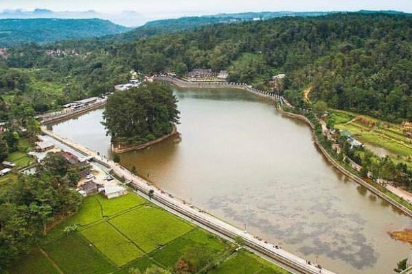 Situ Wanayasa dari Ketinggian via Ig @rdr_aerial, Lokasi Wisata Alam Situ Wanayasa, Jam Operasional, Harga Tiket Masuk Situ Wanayasa, Fasilitas, Spot Wisata di Situ Wanayasa, Tips Berkunjung