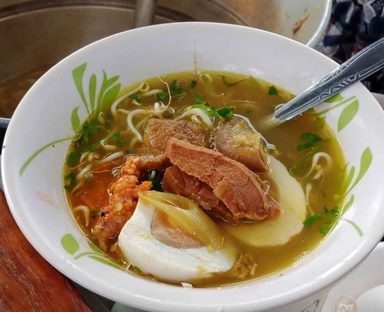 Soto Markeso via IG @denikristya, 1. Soto Ayam Lombok sudah berdiri sejak 1955, 2. Soto Geprak Mbah Djo berdiri sejak tahun 1935, 3. Soto Daging Rahayu Malang berdiri sejak tahun 1928, 4. Warung Rampal, 5. Soto Basket, 6. Soto Lamongan Oro-Oro Dowo, 7. Soto dok HM Kholis, 8. Soto Markeso, 9. Soto Lonceng, 1965, 10. Soto Pak Amir, 11. Soto Sawah, 12. Soto Ambengan, 13. Soto Seger Boyolali Kang Mihor, 14. Soto Dhok Bang Ali, 15. Republik Soto Malang, 16. Soto Madura Guntur, 17. Soto Kurnia Ria Ning Sul, 18. Soto Ketangi, 19. Warung Soto Ayam Cak Sur, 20. Soto Pak Sidjan, 21. Soto Betawi Djayakarta