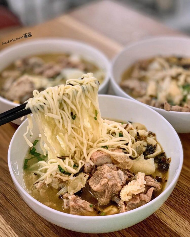 Soto Mie Bogor via IG @anakmakan, 1. Asinan Bogor, 2. Toge Goreng, 3. Laksa Bogor, 4. Es Pala, 5. Doclang Khas Bogor, 6. Cungkring, 7. Bapatong, 8. Asinan Jagung Bakar, 9. Soto Mie Bogor, 10. Pepes Sagu, 11. Kue Bolu Lapis Bogor, 12. Makaroni Panggang (MP), 13. Pia Apple-Pie Bogor, 14. Kacang Bogor Istana, 15. Bika Bogor Talubi, 16. Roti Unyil, 17. Bajigur, 18. Es Bir Kotjok Bogor, 19. Martabak Encek, 20. Lumpia Basah Suryakencana, 21. Soto Kuning Khas Bogor, 22. Ceker Ranjau, 23. Pangsit Pengantin