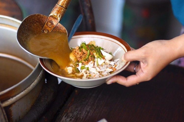 Soto Daging Rahayu Malang via IG @mariskaannastasia, 1. Soto Ayam Lombok sudah berdiri sejak 1955, 2. Soto Geprak Mbah Djo berdiri sejak tahun 1935, 3. Soto Daging Rahayu Malang berdiri sejak tahun 1928, 4. Warung Rampal, 5. Soto Basket, 6. Soto Lamongan Oro-Oro Dowo, 7. Soto dok HM Kholis, 8. Soto Markeso, 9. Soto Lonceng, 1965, 10. Soto Pak Amir, 11. Soto Sawah, 12. Soto Ambengan, 13. Soto Seger Boyolali Kang Mihor, 14. Soto Dhok Bang Ali, 15. Republik Soto Malang, 16. Soto Madura Guntur, 17. Soto Kurnia Ria Ning Sul, 18. Soto Ketangi, 19. Warung Soto Ayam Cak Sur, 20. Soto Pak Sidjan, 21. Soto Betawi Djayakarta