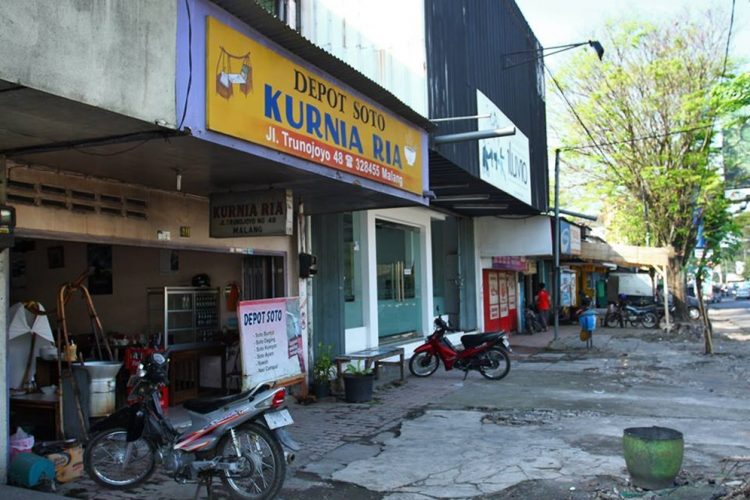 Soto Kurnia Ria Ning Sul via Merdeka, 1. Soto Ayam Lombok sudah berdiri sejak 1955, 2. Soto Geprak Mbah Djo berdiri sejak tahun 1935, 3. Soto Daging Rahayu Malang berdiri sejak tahun 1928, 4. Warung Rampal, 5. Soto Basket, 6. Soto Lamongan Oro-Oro Dowo, 7. Soto dok HM Kholis, 8. Soto Markeso, 9. Soto Lonceng, 1965, 10. Soto Pak Amir, 11. Soto Sawah, 12. Soto Ambengan, 13. Soto Seger Boyolali Kang Mihor, 14. Soto Dhok Bang Ali, 15. Republik Soto Malang, 16. Soto Madura Guntur, 17. Soto Kurnia Ria Ning Sul, 18. Soto Ketangi, 19. Warung Soto Ayam Cak Sur, 20. Soto Pak Sidjan, 21. Soto Betawi Djayakarta