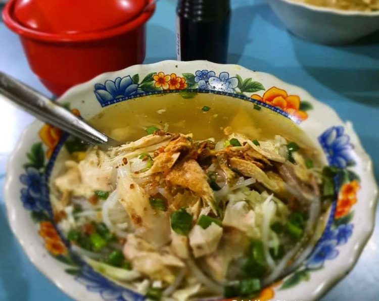 Soto Lamongan Oro-Oro Dowo via IG @lukaslahap, 1. Soto Ayam Lombok sudah berdiri sejak 1955, 2. Soto Geprak Mbah Djo berdiri sejak tahun 1935, 3. Soto Daging Rahayu Malang berdiri sejak tahun 1928, 4. Warung Rampal, 5. Soto Basket, 6. Soto Lamongan Oro-Oro Dowo, 7. Soto dok HM Kholis, 8. Soto Markeso, 9. Soto Lonceng, 1965, 10. Soto Pak Amir, 11. Soto Sawah, 12. Soto Ambengan, 13. Soto Seger Boyolali Kang Mihor, 14. Soto Dhok Bang Ali, 15. Republik Soto Malang, 16. Soto Madura Guntur, 17. Soto Kurnia Ria Ning Sul, 18. Soto Ketangi, 19. Warung Soto Ayam Cak Sur, 20. Soto Pak Sidjan, 21. Soto Betawi Djayakarta