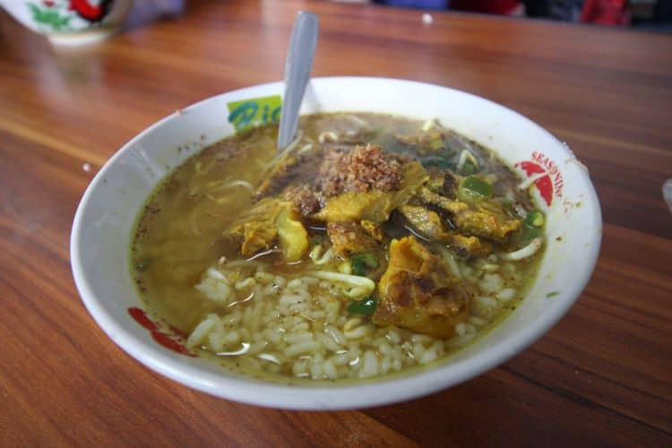 Soto Pak Amir via Merdeka, 1. Soto Ayam Lombok sudah berdiri sejak 1955, 2. Soto Geprak Mbah Djo berdiri sejak tahun 1935, 3. Soto Daging Rahayu Malang berdiri sejak tahun 1928, 4. Warung Rampal, 5. Soto Basket, 6. Soto Lamongan Oro-Oro Dowo, 7. Soto dok HM Kholis, 8. Soto Markeso, 9. Soto Lonceng, 1965, 10. Soto Pak Amir, 11. Soto Sawah, 12. Soto Ambengan, 13. Soto Seger Boyolali Kang Mihor, 14. Soto Dhok Bang Ali, 15. Republik Soto Malang, 16. Soto Madura Guntur, 17. Soto Kurnia Ria Ning Sul, 18. Soto Ketangi, 19. Warung Soto Ayam Cak Sur, 20. Soto Pak Sidjan, 21. Soto Betawi Djayakarta