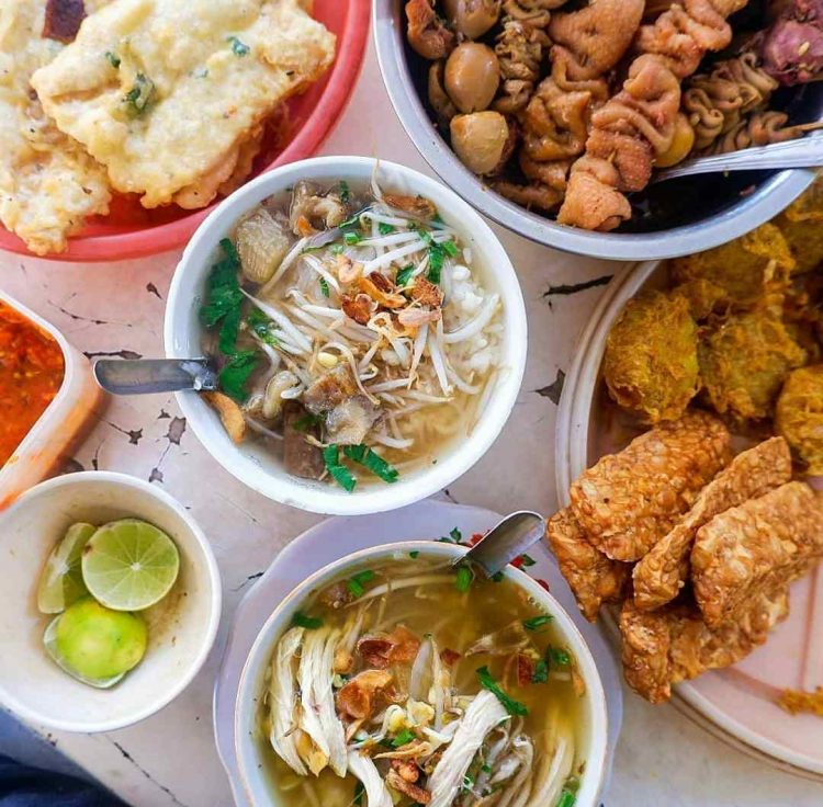 Soto Pak No via IG @Lexilexifx, 1. Angkringan Blendoek, 2. Nasi Ayam Bu Sami, 3. Gudeg Mbak Tum, 4. Soto Bangkong, 5. Trattoria Semarang, 6. Stove Syndicate (Tutup Permanen), 7. Cafe Riverview, 8. Bakmi Jawa Pak Gareng, 9. Nasi Goreng Babat Hengky, 10. Nasi Ayam Bu Wido, 11. Tahu Petis Prasojo, 12. Nasi Kucing Pak Gik, 13. Kedai Amarta, 14. Waroeng Semawis, 15. Warung Dim Sum (Wardim), 16. Seafood Pak Jari, 17. Nasi Liwet Bu Widodo, 18. Soto Pak No, 19. Bakso Doa Ibu, 20. Lunpia Semarang 24 Jam, 21. Pisang Plenet Pak Yuli, 22. Nasi Gandul Pak Subur, 23. Es Puter Cong Lik, 24. Warung Makan 86, 25. Nasi Gandul Pak Memet, 26. Sedap Malam (Warung Internet dan Roti Bakar) Sumur, 27. KoenoKoeni Cafe Gallery, 28. Menur Bistro, 29. Antara Kata Coffee Talk, 30. RV Cafe 24 Semarang, 31. The Hills Dining Restaurant, 32. Joglo Agung Resto & Galleri, 33. Pakne Heksa, 34. Kopi Klotok Pak Sadar, 35. Kopi Tarik Ungaran, 36. Restoran Kampung Laut Semarang, 37. Nasi Goreng Babat Pak Sumarsono, 38. Nasi Goreng Babat Pak Karmin, 39. Nasi Goreng Babat Akbar, 40. Gama Ikan Bakar & Seafood, 41. Gudeg Mantep Bu Har, 41. Sego Gobyos Mbak Sari