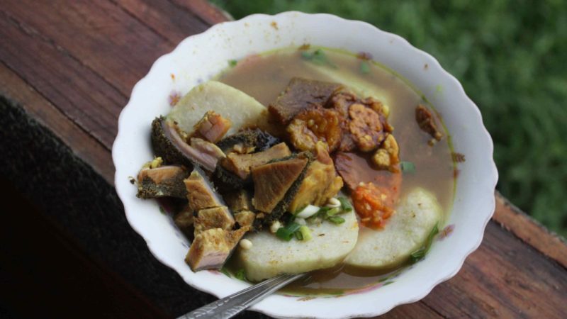 Soto Sawah via Twidharyoko.wordpresscom, 1. Soto Ayam Lombok sudah berdiri sejak 1955, 2. Soto Geprak Mbah Djo berdiri sejak tahun 1935, 3. Soto Daging Rahayu Malang berdiri sejak tahun 1928, 4. Warung Rampal, 5. Soto Basket, 6. Soto Lamongan Oro-Oro Dowo, 7. Soto dok HM Kholis, 8. Soto Markeso, 9. Soto Lonceng, 1965, 10. Soto Pak Amir, 11. Soto Sawah, 12. Soto Ambengan, 13. Soto Seger Boyolali Kang Mihor, 14. Soto Dhok Bang Ali, 15. Republik Soto Malang, 16. Soto Madura Guntur, 17. Soto Kurnia Ria Ning Sul, 18. Soto Ketangi, 19. Warung Soto Ayam Cak Sur, 20. Soto Pak Sidjan, 21. Soto Betawi Djayakarta