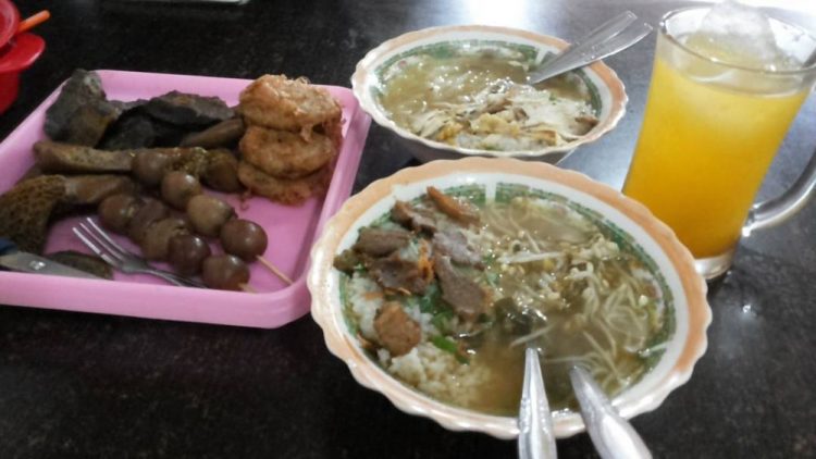 Soto dok HM Kholis via IG @kenyanghabismakan, 1. Soto Ayam Lombok sudah berdiri sejak 1955, 2. Soto Geprak Mbah Djo berdiri sejak tahun 1935, 3. Soto Daging Rahayu Malang berdiri sejak tahun 1928, 4. Warung Rampal, 5. Soto Basket, 6. Soto Lamongan Oro-Oro Dowo, 7. Soto dok HM Kholis, 8. Soto Markeso, 9. Soto Lonceng, 1965, 10. Soto Pak Amir, 11. Soto Sawah, 12. Soto Ambengan, 13. Soto Seger Boyolali Kang Mihor, 14. Soto Dhok Bang Ali, 15. Republik Soto Malang, 16. Soto Madura Guntur, 17. Soto Kurnia Ria Ning Sul, 18. Soto Ketangi, 19. Warung Soto Ayam Cak Sur, 20. Soto Pak Sidjan, 21. Soto Betawi Djayakarta