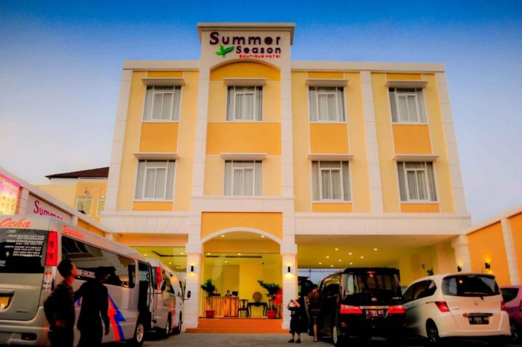 Summer Season Hotel, 1. Inna Garuda Hotel, 2. Hotel Pyreness Jogja, 3. Merapi Merbabu Hotel Yogyakarta, 4. Ibis Style Yogyakarta, 5. Whiz Hotel Yogyakarta, 6. Summer Season Hotel, 7. 1001 Malam Hotel Yogyakarta, 8. Metro Guest House Yogyakarta, 9. Hotel Perwita Sari, 10. Mahkota Hotel, 11. Aura Hotel, 12. RedDoorz Near Malioboro Mall, 13. The Cabin, 14. Monica Hotel, 15. Hotel Berlian, 16. Hasian, 17. Gloria Amanada, 18. POP! Hotel, 19. Violet Hotel, 20. Bladok Hotel, 21. Garden Hotel, 22. Nueve Hotel, 23. Hotel Amallia, 24. Hotel Kristina, 25. Hotel Atalie, 26. Malioboro Inn Hotel, 27. Peti Mas Hotel, 28. Blue Safir Hotel, 29. Hotel Batik Yogyakarta, 30. S-Chott Hotel, 31. Hotel Sriwijaya Yogyakarta, 32. Hotel Mataram Yogyakarta, 33. Mitra Hotel Yogyakarta