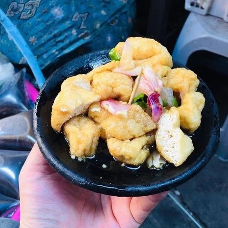 Tahu Gejrot via IG @aboutcirebonfood, 1. Tahu Gejrot, 2. Nasi Jamblang, 3. Empal Gentong, 4. Docang, 5. Mie Koclok, 6. Nasi Lengko, 7. Empal Asam, 8. Growolan, 9. Kerupuk Melarat, 10. Nasi Bogana, 11. Sate Kalong, 12. Gado-Gado Ayam, 13. Rujak Kangkung, 14. Pedesan Entog, 15. Bubur Sop Ayam, 16. Ketoprak Cirebonan, 17. Tahu Kuningan, 18. Sate Kentang, 19. Terasi Cirebon, 20. Gepu, 21. Tape Ketan Daun Jambu, 22. Gadungan