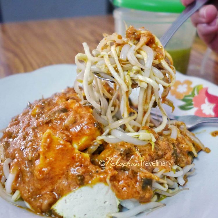 Toge Goreng via IG @missnl, 1. Asinan Bogor, 2. Toge Goreng, 3. Laksa Bogor, 4. Es Pala, 5. Doclang Khas Bogor, 6. Cungkring, 7. Bapatong, 8. Asinan Jagung Bakar, 9. Soto Mie Bogor, 10. Pepes Sagu, 11. Kue Bolu Lapis Bogor, 12. Makaroni Panggang (MP), 13. Pia Apple-Pie Bogor, 14. Kacang Bogor Istana, 15. Bika Bogor Talubi, 16. Roti Unyil, 17. Bajigur, 18. Es Bir Kotjok Bogor, 19. Martabak Encek, 20. Lumpia Basah Suryakencana, 21. Soto Kuning Khas Bogor, 22. Ceker Ranjau, 23. Pangsit Pengantin