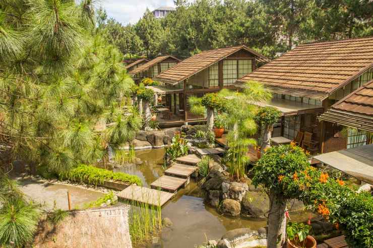 Vila Air Natural Resort, 1. Sapulidi Sawah Cafe, Resort &amp; Gallery: Tidur di Antara Pepohonan dan Danau, 2. Grafika Cikole: Honeymoon sambil berkemah di tengah hutan, 3. Vila Air Natural Resort: Di Antara Lembah dan Pegunungan yang Mempesona, 4. GH Universal Hotel: Sensasi honeymoon di Italia pada era renaissance, 5. Dulang Resort &amp; Resto: Merasakan kesegaran sambil memandangi lembah yang menawan, 6. Sawung Gawir Restaurant and Bungalow Ciwidey: Menginap dikelilingi kebun stroberi, 7. Adarapura Resort &amp; Spa: Kesejukan di balik kemewahan yang serba tradisional (Tutup), 8. Imah Seniman Resort: Menikmati suasana honeymoon yang sejuk lagi sempurna, 9. Kampung Sampireun Resort &amp; Spa: Menginap dengan sejuta pesona keindahan, 10. Kampung Sumber Alam: Ketenangan Menyeruak di Kolam Teratai, 11. Casa Lembang (Kisaran Harga 800 ribuan per malam), 12. Daheim 290 (Kisaran Harga 2 Jutaan per malam), 13. Gluck Home (Kisaran Harga 1,1 juta per malam), 14. Tala House (Kisaran Harga 1,04 juta per malam), 15. Barn Villa Lembang (Kisaran Harga 2,1 juta per malam), 16. French Villa in Dago Pakar Hills (Kisaran Harga 1,1 juta per malam), 17. Pavilion 19 (Kisaran Harga 234 ribuan per malam), 18. Yellow House Bandung (Kisaran Harga 897 ribuan per malam), 19. White Cliff House (Kisaran Harga 800 ribuan per malam)