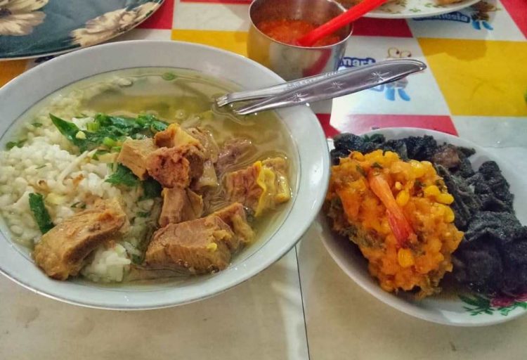 Warung Rampal via IG @nelmorningstar, 1. Soto Ayam Lombok sudah berdiri sejak 1955, 2. Soto Geprak Mbah Djo berdiri sejak tahun 1935, 3. Soto Daging Rahayu Malang berdiri sejak tahun 1928, 4. Warung Rampal, 5. Soto Basket, 6. Soto Lamongan Oro-Oro Dowo, 7. Soto dok HM Kholis, 8. Soto Markeso, 9. Soto Lonceng, 1965, 10. Soto Pak Amir, 11. Soto Sawah, 12. Soto Ambengan, 13. Soto Seger Boyolali Kang Mihor, 14. Soto Dhok Bang Ali, 15. Republik Soto Malang, 16. Soto Madura Guntur, 17. Soto Kurnia Ria Ning Sul, 18. Soto Ketangi, 19. Warung Soto Ayam Cak Sur, 20. Soto Pak Sidjan, 21. Soto Betawi Djayakarta