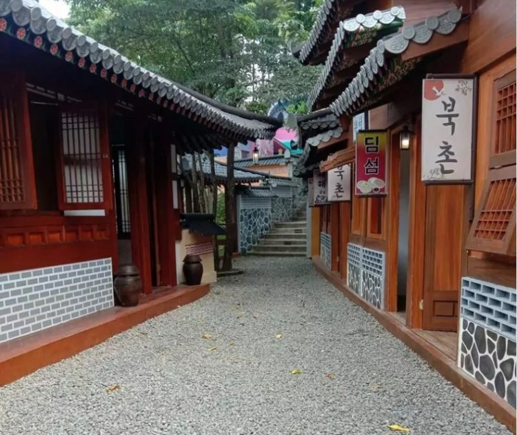 suasana ala ala korea. google maps. sumber Fitri Aprillianti Lestari, Informasi Umum, Tiket Masuk Taman Wisata Karang Resik, Informasi Kunjungan Taman Wisata Karang Resik, Jam Operasional, Daya Tarik Wisata, Wahana Taman Wisata Karang Resik, Fasilitas Taman Wisata Karang Resik, Lokasi Taman Wisata Karang Resik
