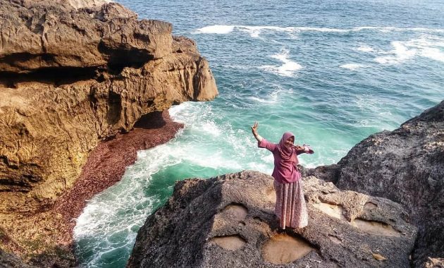 Aktivitas Seru di Pantai Tumpang Tulungagung via IG @zhy_laa, Mengenal Pantai Kedung Tumpang, Rute Lokasi dan Harga Tiket Masuk Pantai Kedung Tumpang Tulungagung, Fasilitas di Pantai Kedung Tumpang Tulungagung, Keistimewaan Pantai Kedung Tumpang Tulungagung, Keunikan Pantai, Aktivitas Seru di Pantai Tumpang Tulungagung