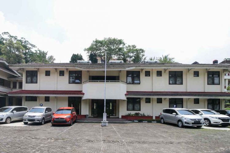 Airy Eco Syariah Cisarua Lembah Nyiur 68 Bogor, 1. Metropole Hotel Puncak, 2. Agape Gunung Bakti, 3. Arimbi Cibulan Suites, 4. Hotel Ciliwung, 5. Berlian Resort, 6. Airy Eco Syariah Cisarua Lembah Nyiur 68 Bogor (Tutup), 7. Hotel Mars 91, 8. Permata Hati Resort, 9. New Laguna Resort, 10. Villa Bumi Rama, 11. Aries Biru Villa &amp; Hotel, 12. Hotel Ciloto Indah Permai Puncak, 13. RedDoorz Syariah near RSUD Cimacan, 14. OYO 1667 Edotel SMKN 1 Pacet, 15. Villa Aquarius Orange, 16. Hotel Arjuna Puncak Bogor, 17. Gumilang Hotel, 18. Villa Alamanda, 19. Villa Tiola, 20. Arra Lembah Pinus, 21. Mataram Hotel, 22. Citra Agung, 23. Villa Tunas Alam Mutiara, 24. Cisarua Indah, 25. Grand Pesona Ksatria, 26. Wisma Bintang Jadayat