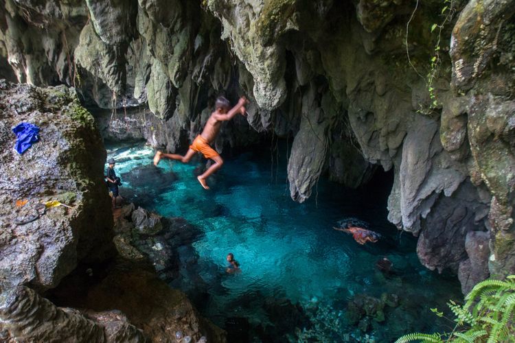 Anak-anak melompat ke kolam di Gua Hawang, Langgur, Maluku Tenggara. Gua ini merupakan salah satu tempat wisata di Maluku Tenggara (KOMPAS.com RODERICK ADRIAN MOZES), Akses Menuju Lokasi Wisata Gua Hawang, Keunikan dan Mitos Gua Hawang Kei, Legenda Masyarakat, Suasana Gua Hawang Kei, Saking Jernihnya, Anda bisa Melihat Dasarnya, Penampakan Mulut Gua, Angker, tapi menggoda untuk direnangi, Stalagmit yang Menonjol itu Adalah Batu si Pemburu, Kolam Alami di Gua Hawang yang Cantik dan Jernih Memesona, Nikmati Menginap di Coaster Cottage