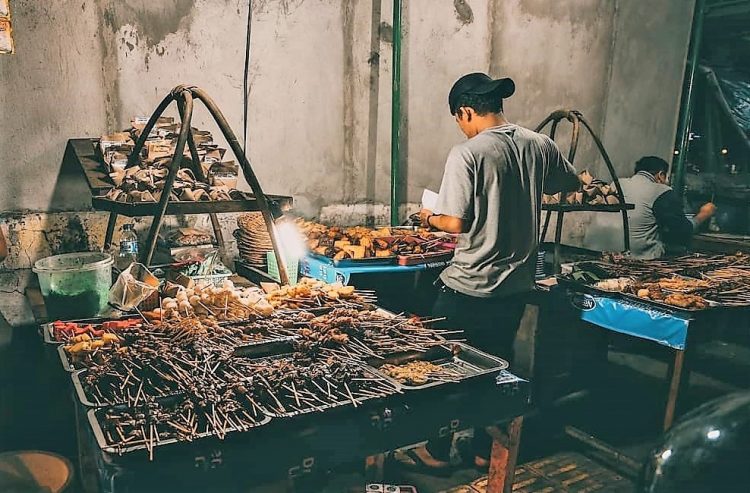 Angkringan Kopi Jos Lik Man, 1. Warung Spesial Sambal (SS), 2. Lesehan  Aldan, 3. Nasi Goreng Pak Sular, 4. Gudeg  Mercon Bu Tinah, 5. Mie Ayam Tumini, 6. Ayam Geprek Bu Rum, 7. Ngudi Rejeki, 8. Kantin Bu Siti (Tutup), 9. Kedai Rakjat Djelata, 10. Burjonan, 11. Gudeg Yu Djum Wijilan 167, 12. Rumah Makan Gudeg Pawon, 13. Bong Kopitown, 14. Oseng-Oseng Mercon Bu Narti, 15. Bungong Jeumpa, 16. Secret Garden Coffee dan Chocolate, 17. Lesehan Sayidan , 18. SGPC Bu Wiryo 1959, 19. Angkringan Kopi Jos Lik Man, 20. Tahu Gimbal Pak Yono, 21. Bakmi Mbah Gito, 22. Angkringan Pak Jabrik, 23. Tempo Gelato Prawirotaman, 24. Banyu Mili Resto, 25. Angkringan KR, 26. Sate klatak pak Bari, 27. House of Raminten, 28. Soto Ayam Pak Man, 29. Spesial Sambal Bawang Mas Kobis, 30. Coto Makassar La Capila, 31. Saoto Bathok Mbah Katro