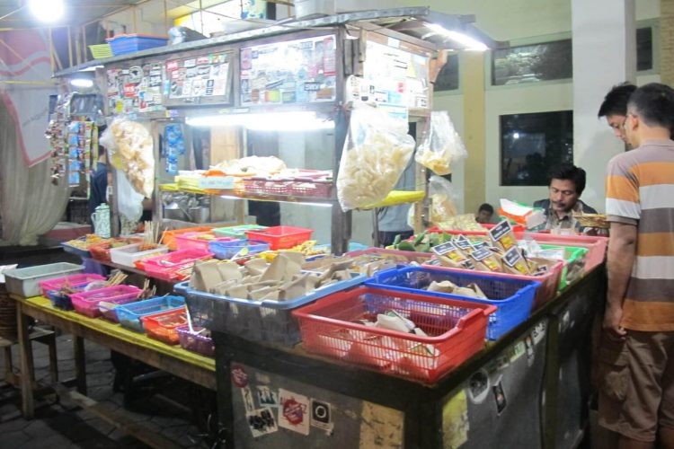 Angkringan Pak Jabrik via Sitasentris.wordpresscom, 1. Warung Spesial Sambal (SS), 2. Lesehan  Aldan, 3. Nasi Goreng Pak Sular, 4. Gudeg  Mercon Bu Tinah, 5. Mie Ayam Tumini, 6. Ayam Geprek Bu Rum, 7. Ngudi Rejeki, 8. Kantin Bu Siti (Tutup), 9. Kedai Rakjat Djelata, 10. Burjonan, 11. Gudeg Yu Djum Wijilan 167, 12. Rumah Makan Gudeg Pawon, 13. Bong Kopitown, 14. Oseng-Oseng Mercon Bu Narti, 15. Bungong Jeumpa, 16. Secret Garden Coffee dan Chocolate, 17. Lesehan Sayidan , 18. SGPC Bu Wiryo 1959, 19. Angkringan Kopi Jos Lik Man, 20. Tahu Gimbal Pak Yono, 21. Bakmi Mbah Gito, 22. Angkringan Pak Jabrik, 23. Tempo Gelato Prawirotaman, 24. Banyu Mili Resto, 25. Angkringan KR, 26. Sate klatak pak Bari, 27. House of Raminten, 28. Soto Ayam Pak Man, 29. Spesial Sambal Bawang Mas Kobis, 30. Coto Makassar La Capila, 31. Saoto Bathok Mbah Katro